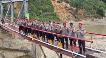 Personel Polres Gayo Lues Satreskrim dan Brimob Rampungkan Jembatan Alternatif di Penomon Jaya