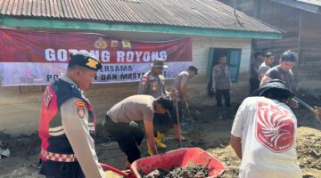 Pulihkan Trauma Banjir, Personel Polres Gayo Lues dan Brimob Bersihkan Rumah dan Lingkungan Warga Desa Cane Toa