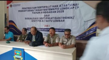 BPN KBB Serahkan 250 Sertipikat PTSL 2025 di Desa Mekar Jaya, Sekaligus Sosialisasikan Sertipikat Elektronik