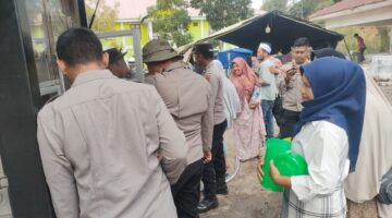 Polres Gayo Lues Bersama Brimob Polda Sumsel Sediakan Air Bersih Siap Minum bagi Pengungsi
