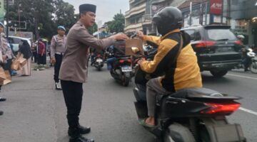Aksi Nyata di Bulan Suci, Polres Cimahi Bantu Warga Lewat Takjil Gratis dan Pangan Terjangkau