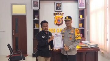 Kontributor TVRI Aceh Abdul Azis Terima Penghargaan dari Kapolres Gayo Lues pada Hari Pers Nasional 2026