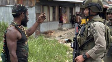 Patroli Humanis Ops Damai Cartenz Hadirkan Senyum dan Rasa Aman bagi Warga Sinak