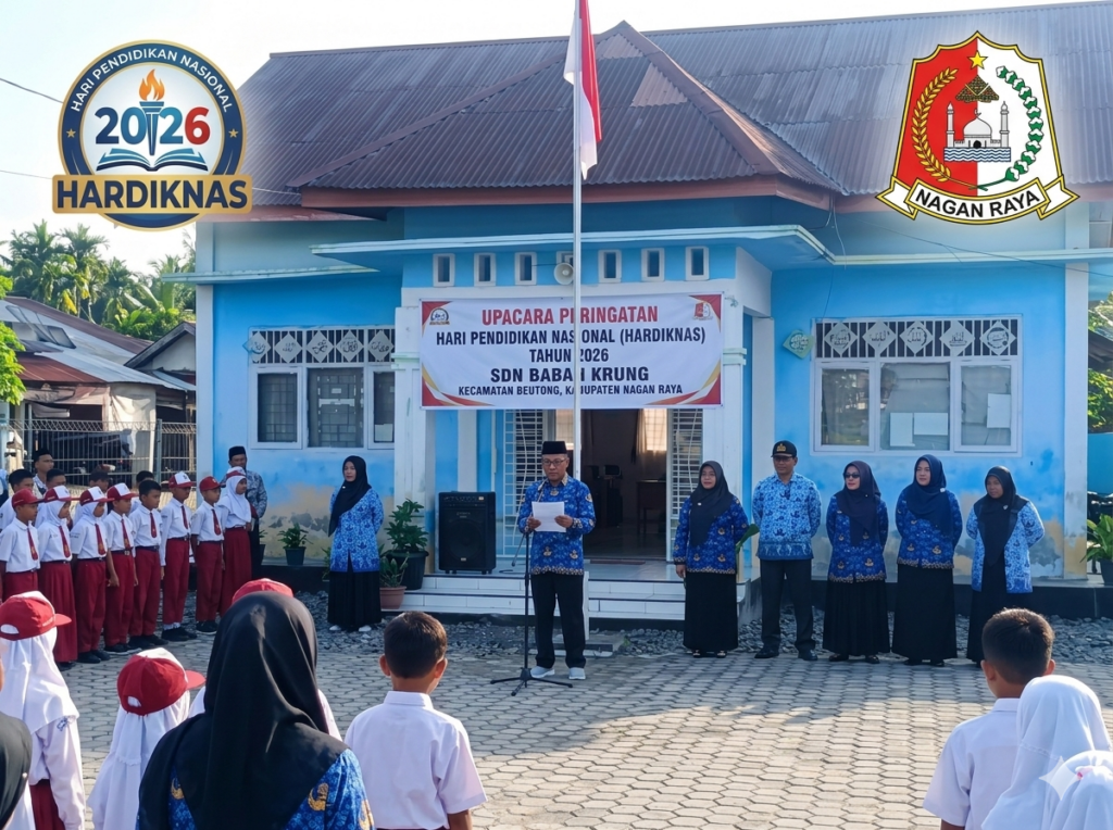 Syahtarial.S.Pd Kepala Sekolah SDN Babah Krung Kecamatan Beutong Kabupaten Nagan Raya Provinsi Aceh Bertindak Sebagai Pembinaan Upacara Hardiknas Tahun 2026
