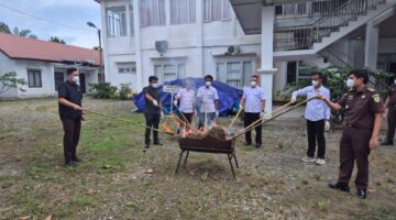 Eksekusi Putusan Inkrah, Kejari Nagan Raya Gelar Pemusnahan Barang Bukti Tindak Pidana Umum dan Narkotika
