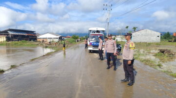 Polisi Bantu Bersihkan Rumah Warga Terdampak Banjir di Desa Rigeb