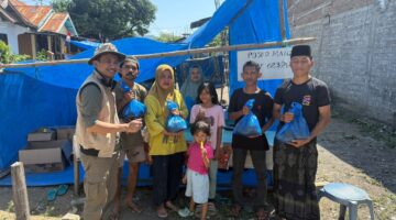 Ketua Yayasan 78 Foundation dr.Reagen Salurkan Bantuan ke Pengungsi Manggarai