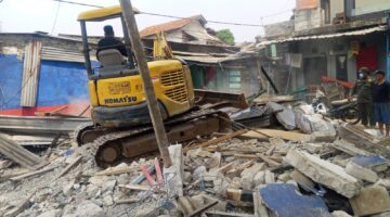 16 bangunan liar di Jalan GA Manulang Sudimampir Padalarang, Bandung Barat dibongkar paksa menggunakan alat berat.
