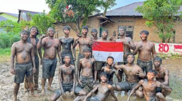 Keseruan Panjat Pinang HUT RI ke 81 di Gang Swadaya: Tawa Warga Pecah, Hadiah Rp 4,5 Juta Sumbangan Tokoh Pemuda Afrizal Fadli Nasution Sukses Digaet Peserta