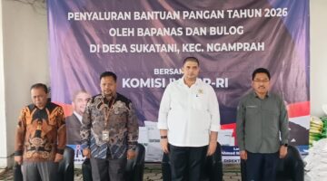Atasi Beban Ekonomi, Ratusan Warga Sukatani Bandung Barat Merasa Bersemangat  Dapat Tiga Karung Beras