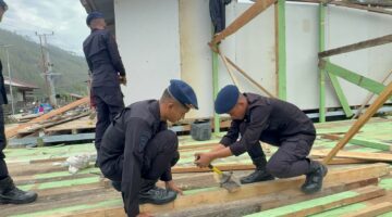 JUMAT BERKAH BRIMOB POLDA ACEH, BERBAGI DAN MEMBANTU MASYARAKAT TERDAMPAK BANJIR DI GAYO LUES