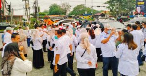 LPM kota Pekanbaru 15 Kecamatan bagikan masker di Jalan Tabek Gadang Panam