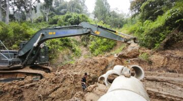 Satgas TMMD ke-130 Pasang Gorong-gorong pada Pembukaan Jalan Menuju Huntara