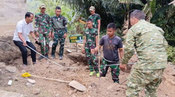 Satgas TMMD Ke-130 dan Warga Membuat Sumur Bor untuk Masyarakat Desa Kampung Pepelah dan Kampung Gajah